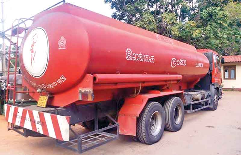 z p03 Petrol bowser